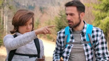 Baba ve oğlu yürüyüş için en iyi patika seçimi