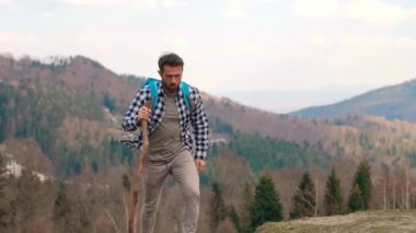 Yorgun yürüyüş adam kısa bir mola