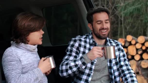 Szczęśliwy Człowiek Jego Syn Picia Herbaty Podczas Wiosennej Wędrówki — Wideo stockowe