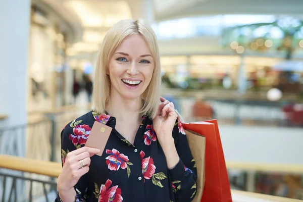 Frau Bezahlt Mit Kreditkarte Für Einkäufe — Stockfoto