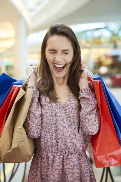 Mujer Gritando Con Bolsas Compras —  Fotos de Stock