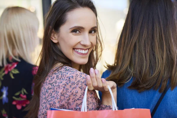 買い物袋で女性を回すウエストアップ — ストック写真