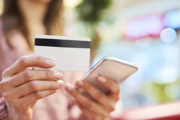 Vrouw Die Mobiele Telefoon Creditcard Gebruikt Tijdens Online Winkelen — Stockfoto