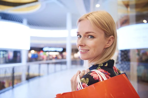 Porträt Drehender Frauen Mit Einkaufstüten — Stockfoto