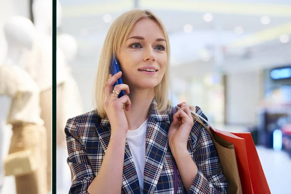 Mujer Joven Con Bolsas Compras Completas Hablando Por Teléfono Móvil —  Fotos de Stock