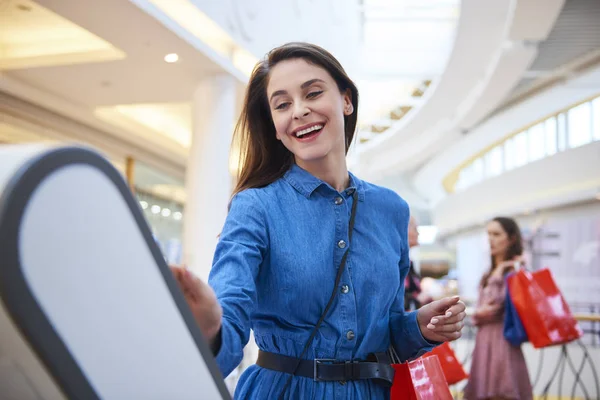 Mulher Alegre Compras Mal — Fotografia de Stock