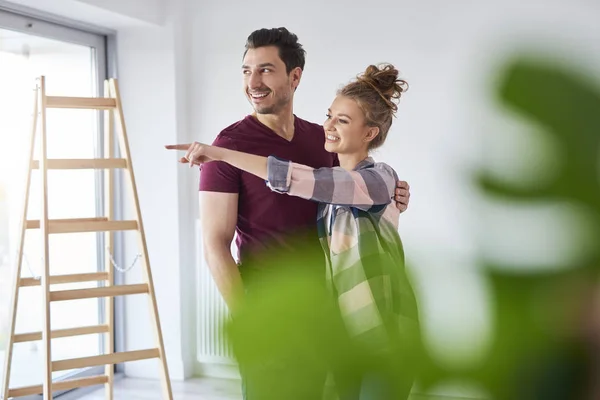 Pareja Joven Haciendo Planes Para Mejora Del Hogar —  Fotos de Stock