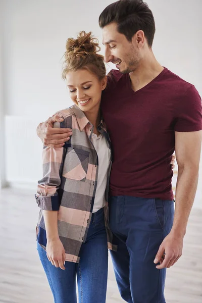 Pareja Feliz Abrazándose Nuevo Hogar —  Fotos de Stock