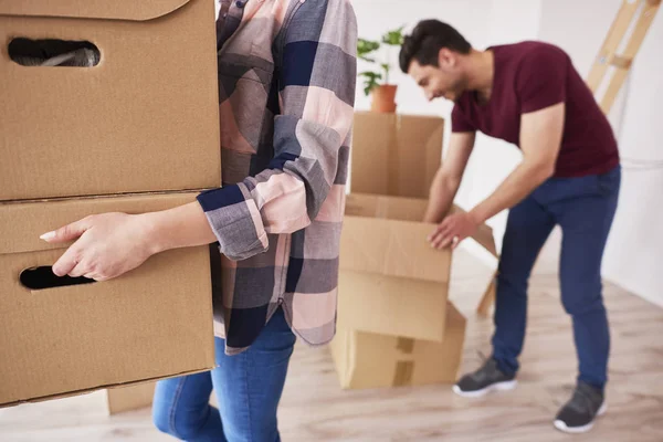 Een Deel Van Vrouw Die Kartonnen Dozen Nieuw Appartement — Stockfoto