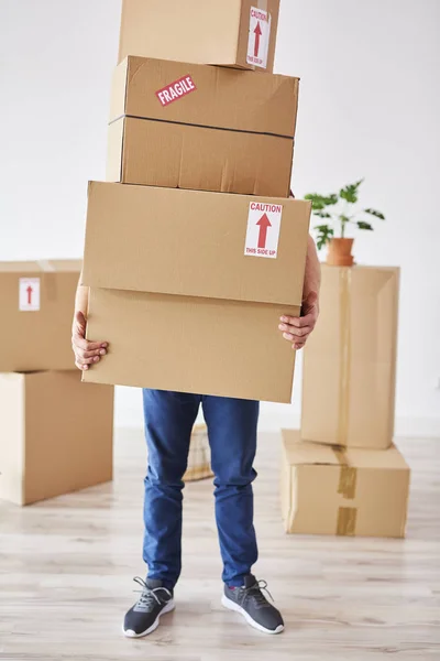 Hombre Sosteniendo Una Pila Cajas Delante Cara — Foto de Stock