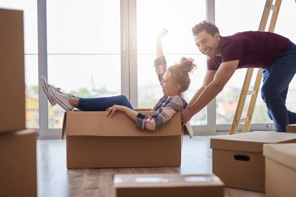 Pareja Juguetona Divirtiéndose Con Cajas Durante Mudanza — Foto de Stock