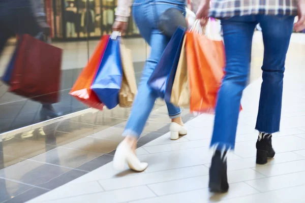 Büyük Alışveriş Sırasında Kadınların Bulanık Görünümü — Stok fotoğraf