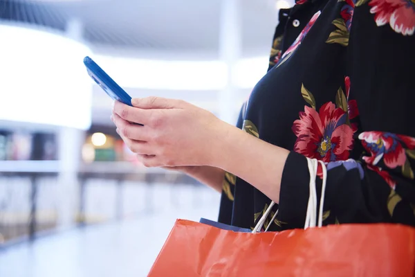 Parte Mulher Usando Telefone Celular Durante Compras — Fotografia de Stock