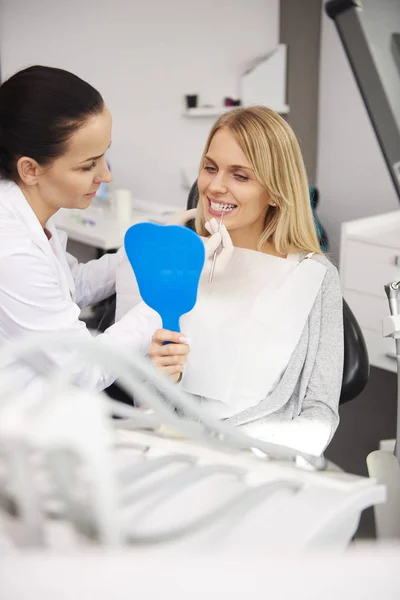 歯科検診中に女性の歯を調べる女性歯科医 — ストック写真