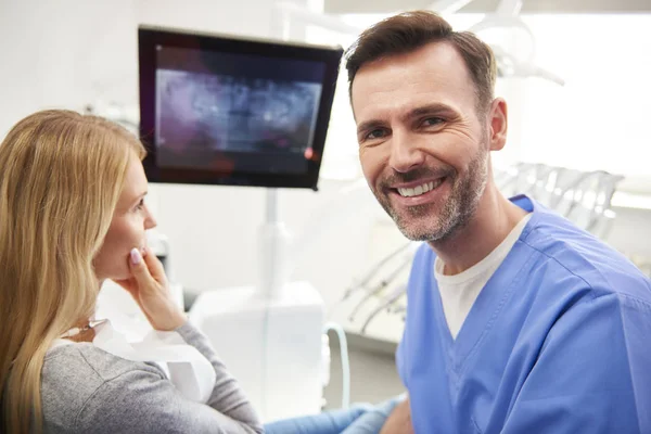 Ritratto Dentista Sorridente Sicuro Nella Clinica Del Dentista — Foto Stock