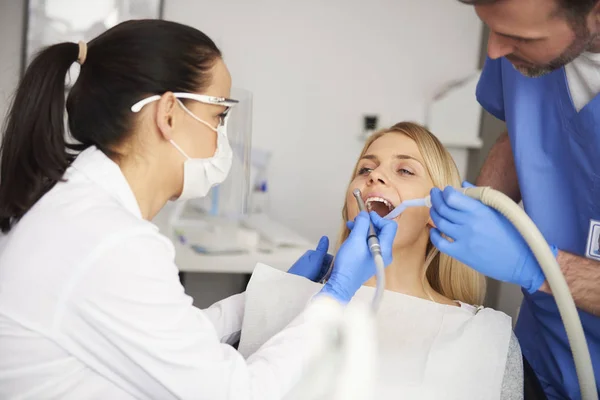 Dois Dentistas Fazendo Seu Trabalho Clínica Dentista — Fotografia de Stock