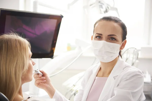 職場の女性歯科医の肖像 — ストック写真