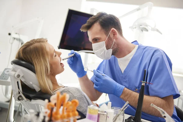 Dentista Mirato Utilizzando Trapano Dentale Specchio Dentale — Foto Stock