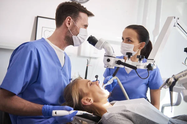 Conversazione Tra Due Dentisti Nella Clinica Del Dentista — Foto Stock