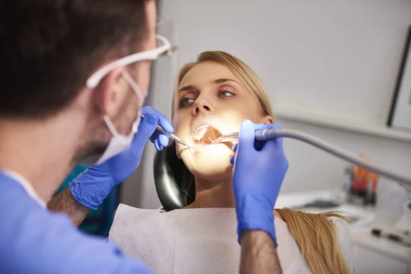 Primer Plano Del Paciente Clínica Del Dentista — Foto de Stock