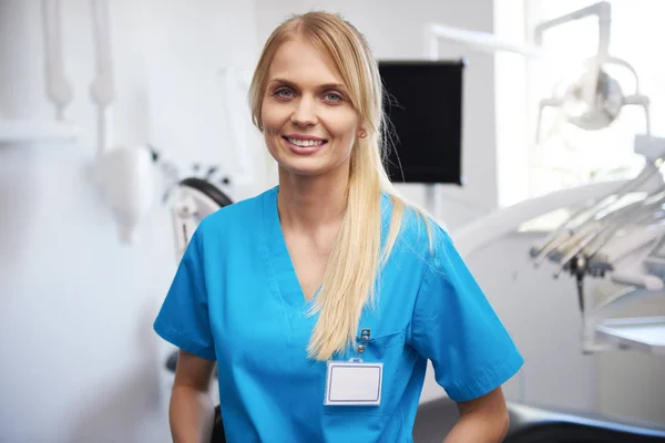 Portrait Smiling Young Dentist Dentist Clinic — Stock Photo, Image