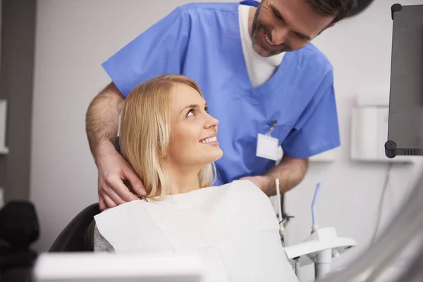 Mujer Joven Durante Cita Dental — Foto de Stock