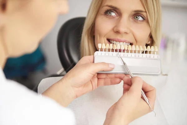 Parte Dentista Escolher Dentes Cor Paleta — Fotografia de Stock
