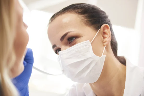 Nahaufnahme Einer Zahnärztin Bei Der Arbeit — Stockfoto