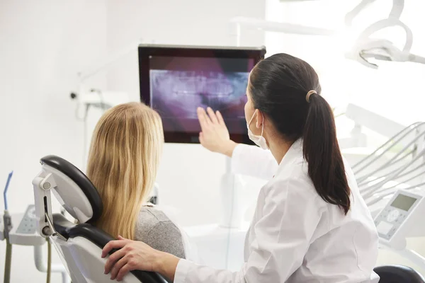Visão Traseira Dentista Paciente Olhando Para Imagem Raios — Fotografia de Stock