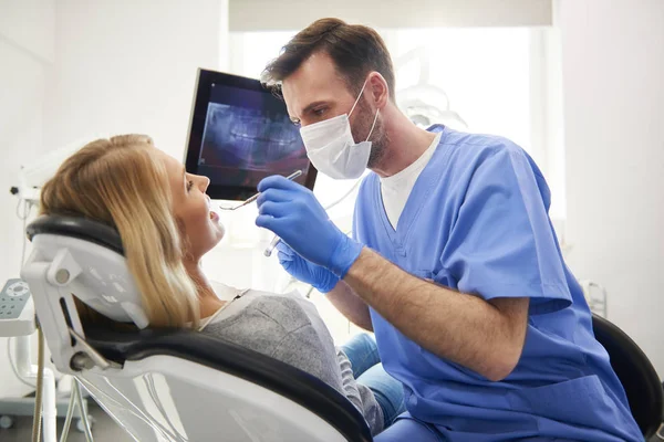 Visão Lateral Estomatologista Fazendo Seu Trabalho Clínica Dentista — Fotografia de Stock