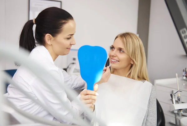 Estomatologista Alegre Examinando Dentes Mulher — Fotografia de Stock