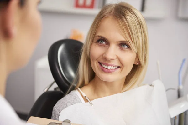 Spokojená Usměvavá Žena Zubařově Klinice — Stock fotografie