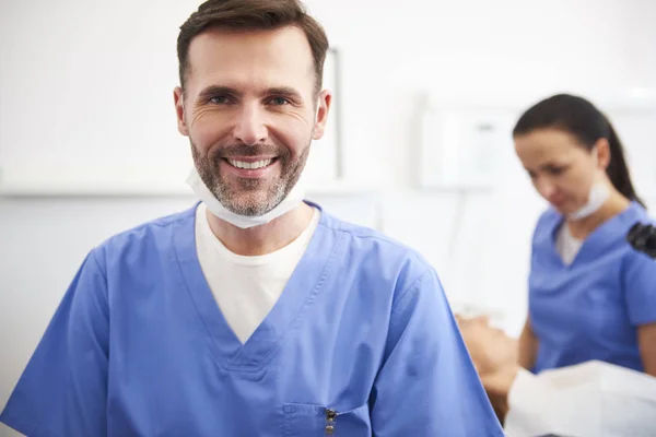 Портрет Усміхненого Чоловіка Стоматолога Стоматологічній Клініці — стокове фото