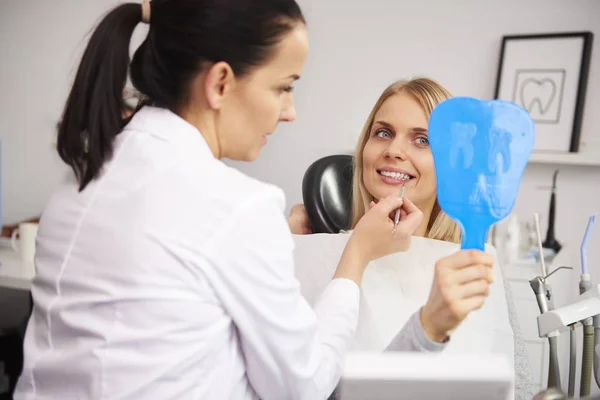 Estomatologista Verificando Dentes Mulher Durante Check Dentário — Fotografia de Stock