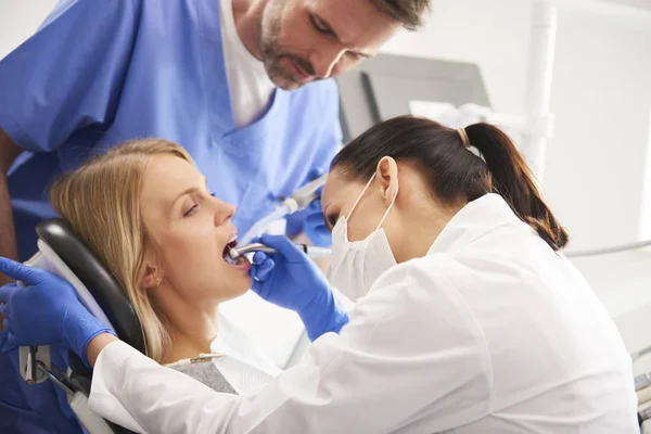 Fokuserad Tandläkare Behandling Kvinna För Tand Hålan — Stockfoto