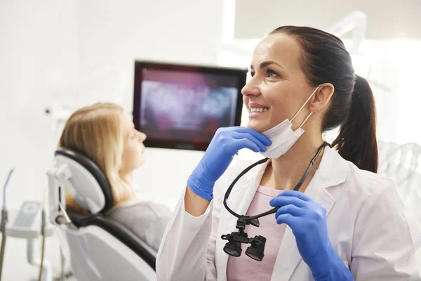 Dentista Satisfeito Com Equipamentos Odontológicos Fazendo Seu Trabalho Clínica — Fotografia de Stock