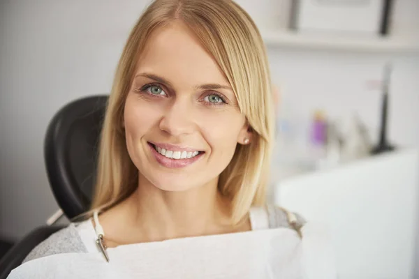 Retrato Mujer Complacida Sonriente Clínica Del Dentista —  Fotos de Stock