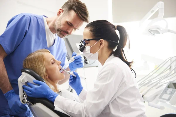 Dentista Sua Assistente Fanno Loro Lavoro Nella Clinica Del Dentista — Foto Stock