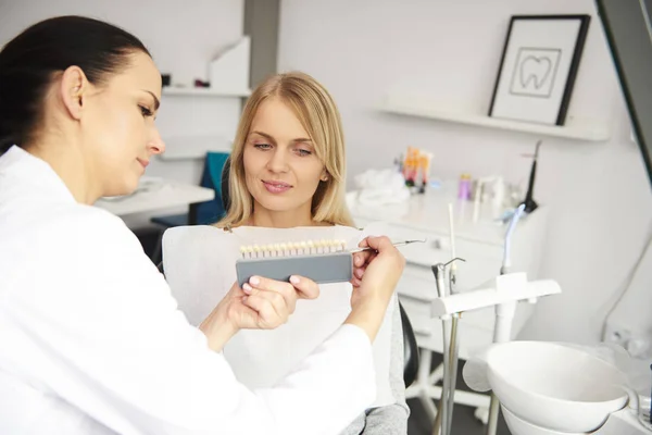 Dentista Femminile Giovane Donna Che Sceglie Denti Colore Dalla Tavolozza — Foto Stock