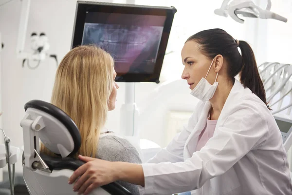 Dentista Parlando Con Donna Preoccupata Durante Controllo Dentale — Foto Stock