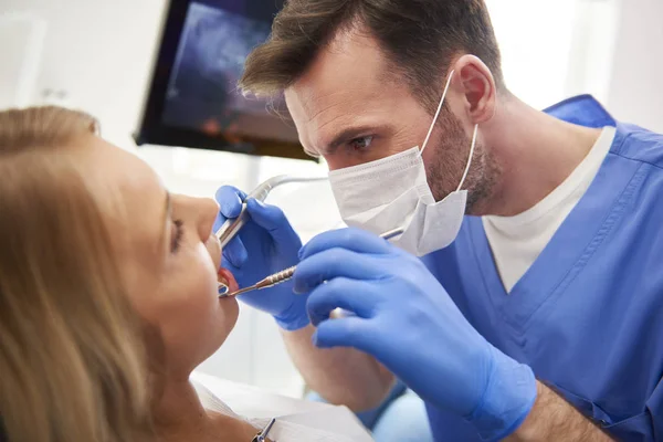 Estomatólogo Enfocado Que Trata Mujer Para Cavidad Dental — Foto de Stock