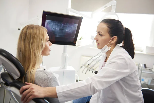 Dentista Parlando Con Giovane Donna Durante Controllo Dentale — Foto Stock