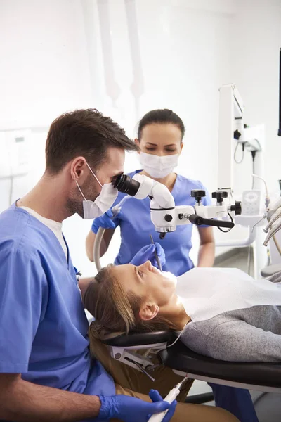 Dentista Seu Assistente Trabalhando Com Microscópio Dentário — Fotografia de Stock