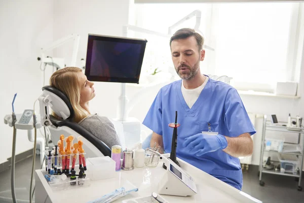 Odontoiatra Che Gli Lavorare Nella Clinica Del Dentista — Foto Stock