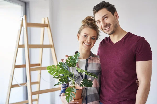 Porträt Eines Lächelnden Eigentümers Beim Einzug Eine Neue Wohnung — Stockfoto