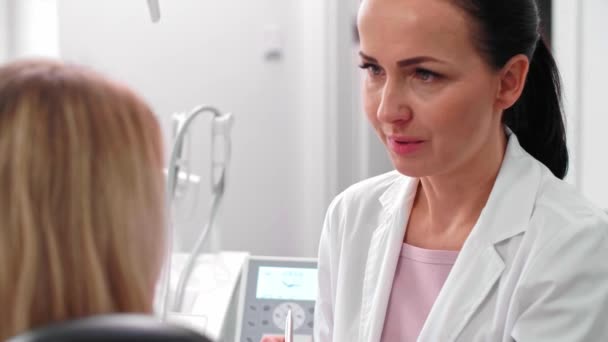 Стоматолог Пациент Беседуют Кабинете Дантиста — стоковое видео
