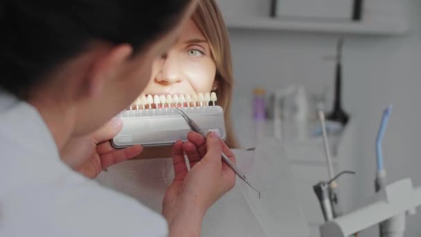Zubař Vybírá Barevné Zuby Palety — Stock video