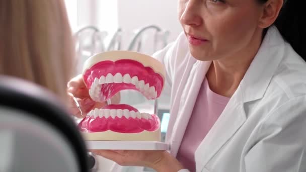 Dentysta Pacjent Rozmawiając Podczas Sprawdzania — Wideo stockowe