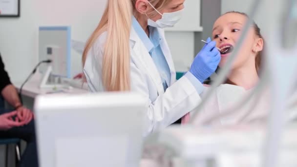 Dentista Feminina Trabalhar Consultório Dentista — Vídeo de Stock