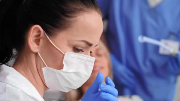 Жінка Стоматолог Роботі Кабінеті Стоматолога — стокове відео